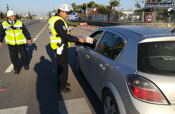 Mersin'de Trafik Güvenliği İçin Afiş ve El Broşürü Dağıtıldı