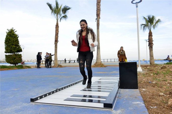 Mersin Kültür Park'a Koyulan Ayak Piyanosu Büyük İlgi Çekti