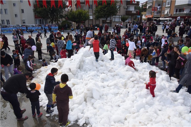 Anamur Şehir Merkezine Kamyonla Kar Getirdiler