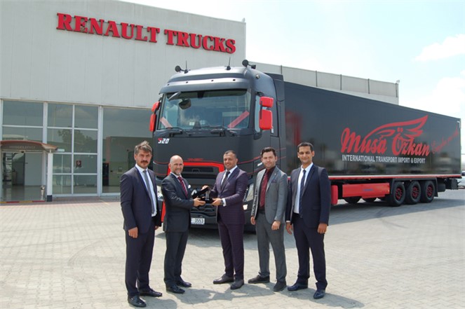 Renault Trucks’ın Özel Tasarımı T Passıon Yüksek Kabin Çekici, Musa Özkan Lojistik Filosun..