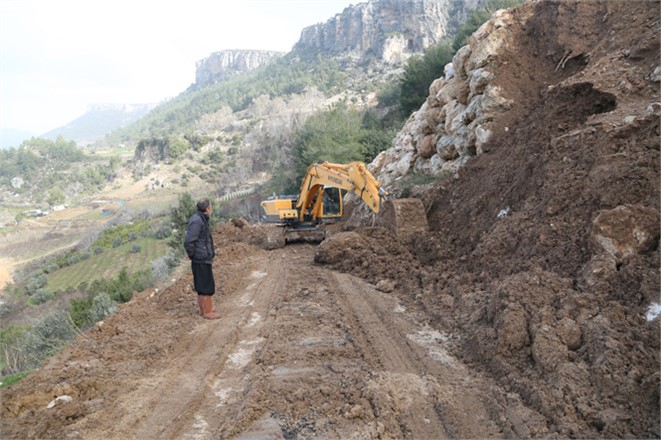 Mersin Erdemli İlçesi Kösbucağın'da Yaşanan Toprak Kaymasına Müdahale Edildi