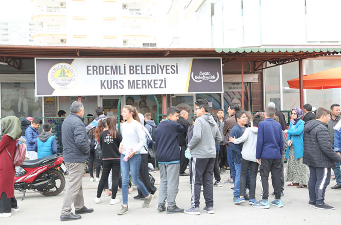 Erdemli Belediyesi Lise Hazırlık Kurs Merkezi, Yeni Dönem Kayıtları İçin Sınav Yapıldı