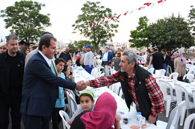 Başkan Vahap Seçer, Toroslar’da Kurulan İftar Sofrasında Vatandaşlar İle Bir Araya Geldi