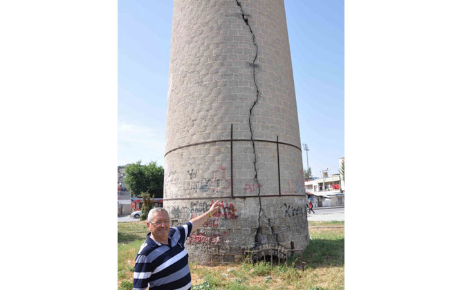 Bacada Büyük Tehlike! Tarsus'ta Tescilli Taşınmaz Kültür Varlığı Olan Tarihi Rasim Dokur Bacasındaki Çatlaklar Büyüyor