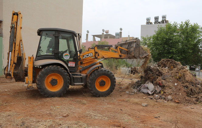 Toroslar’da Boş Arsalar Temizleniyor