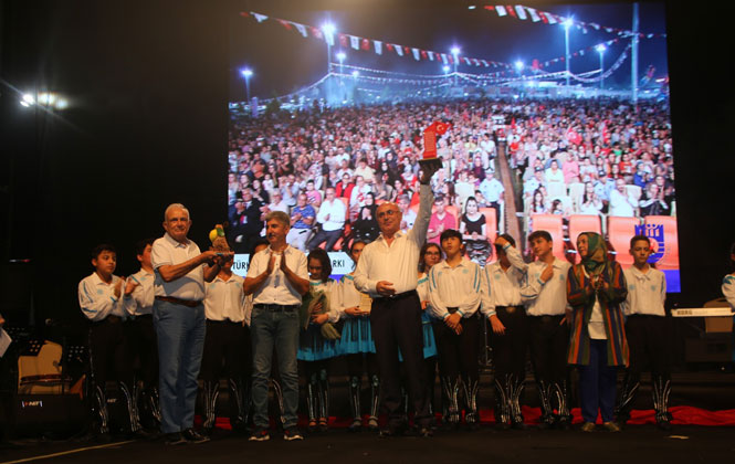 Erdemli Belediyesi Türkülerin Dansı Topluluğu Davet Edildiği Karaman 1. Türk Dünyası Şöleninde Sahne Alarak Karamanlıları Büyüledi