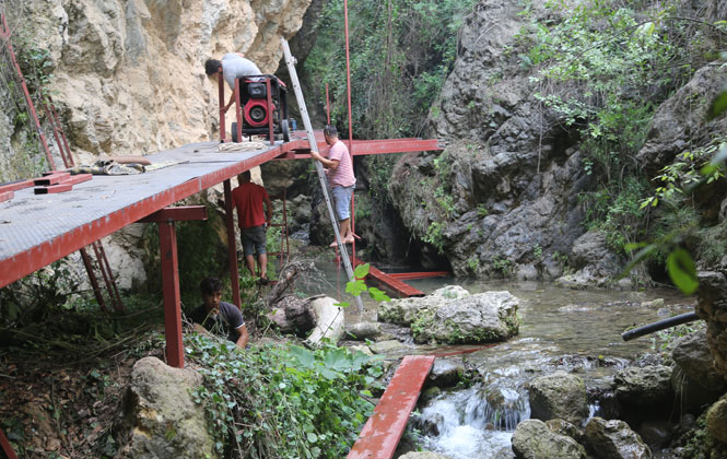 Erdemli Belediyesi, Koramşalı Mahallesinde Bulunan Saklı Şelale’ye Ulaşımı Sağlayan Yürüyüş Yolunu Yapıyor