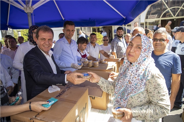 Başkan Seçer, Vatandaşlara Aşure İkram Etti