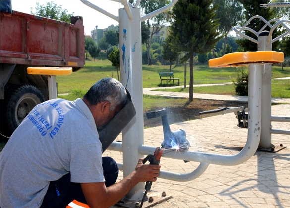 Toroslar’da Park ve Yeşil Alanlarda Bakım