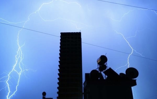 Mersin’de Gece Saatlerinde Yağmurla Birlikte Etkili Olan Şiddetli Gök Gürültüsü; Uykudan Uyandırdı