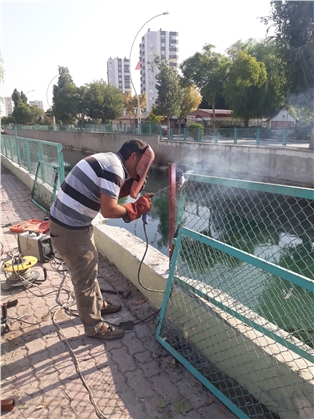 Büyükşehir Ekipleri, Tarsus’ta Korkulukları Onarıyor