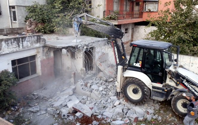 Mersin Akdeniz'de Metruk Binalar Yıkılıyor