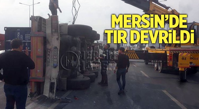 Mersin Liman Yolunda Tır Devrildi