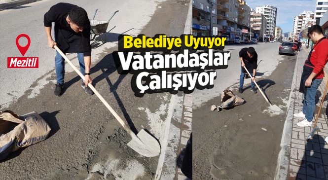 Mersin Mezitli’de Vatandaş Bozulan Yollardaki Çukurları Kendi Kapatıyor!