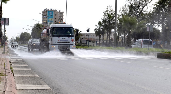 Mersin'de Cadde ve Bulvarlar Koronavirüs’e Karşı Temizlendi