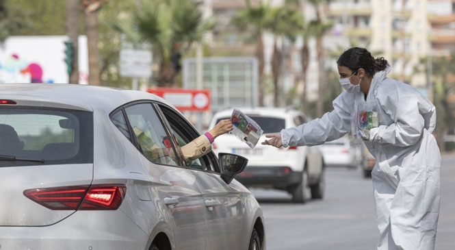 Mersin'deki Yeni Uygulama İle 5 Gün Boyunca Kentin 2 Farklı Noktasında, Araçları İle Kırmızı Işıkta Duran Vatandaşlara Sağlık Paketi Dağıtımına Başlandı