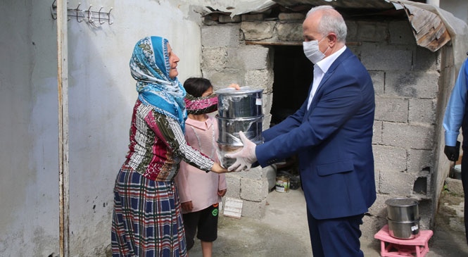 Akdeniz Belediye Başkanı Gültak; Yaşlı Vatandaşlara Erzak, Çocuklara Oyuncak Dağıttı