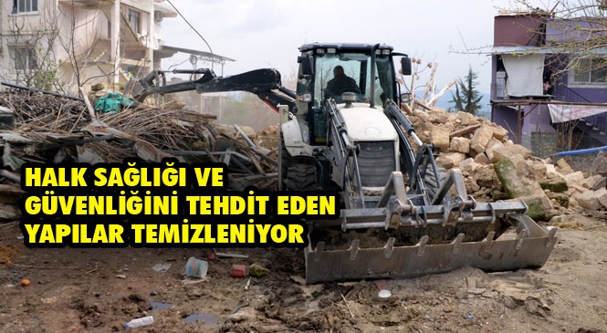 Mersin Akdeniz’de, Halk Sağlığı ve Güvenliğini Tehdit Eden Yapılar Temizleniyor