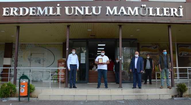 Mersin Erdemli'de Örnek Esnafa İlçe Kaymakamı Kula'dan "Teşekkür" Plaketi