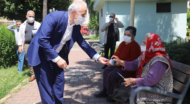 Akdeniz Belediye Başkanı Gültak, Parklara Akın Eden Yaşlı Vatandaşlarla Sohbet Etti