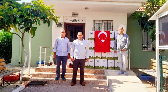 Mersin Tarsus'ta Muhtar, Maaşıyla İhtiyaç Sahiplerine Gıda Kolisi Dağıttı