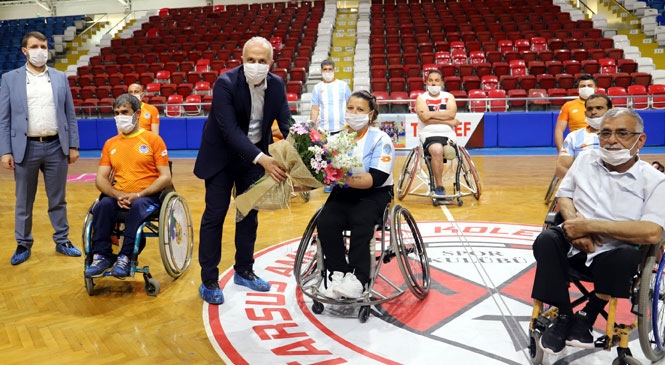 Akdeniz Belediye Başkanı Gültak, Tekerlekli Sandalyeye Oturdu, Engelli Sporcularla Basketbol Oynadı