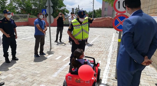 Mersin Gülnar'da Jandarmadan Minik Çocuklara Trafik Eğitimi