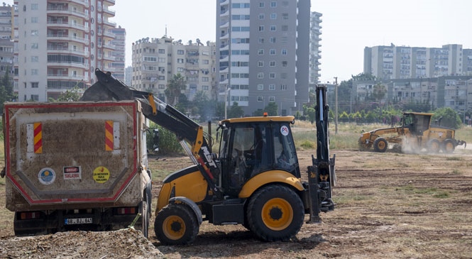 Mersin'de Park ve Bahçeler Ekipleri, Metruk ve Mezbele Görünümdeki Boş Arazileri Temizliyor! Mahalle Muhtarlarının Talepleri Kısa Zamanda Karşılanıyor