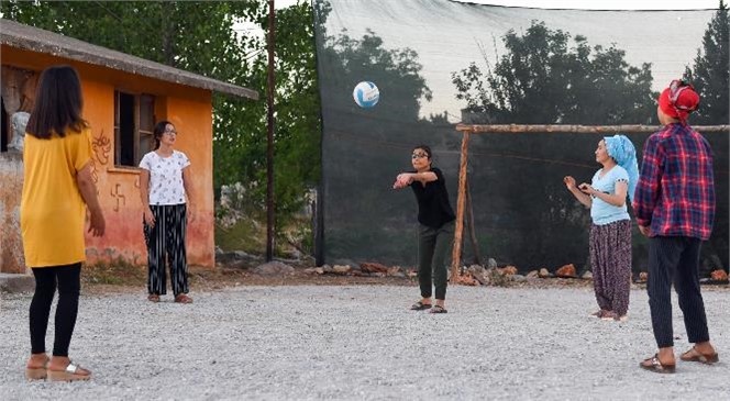 Merkezden Kırsala Spora Destek! Sporsever Gençler, Gündüz Tarlada Akşam Sahada