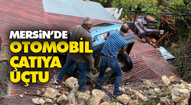 Mersin Erdemli'de Yokuş Aşağı İnerken Freni Boşalan Otomobil Evin Çatısına Girdi