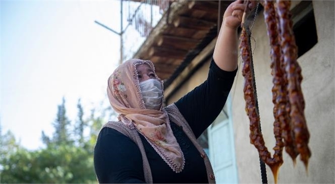 Mersin Büyükşehir’den Üzüm Üreticilerine Makine Desteği! Büyükşehir Sayesinde Üzüm Suyu Sıkma İşlemi Yorgunluk Yerine, Keyfe Dönüştü