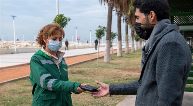 Mersin Büyükşehir Personelinden Örnek Davranış: İçinde 20 Bin TL Olan Cüzdanı Sahibine Teslim Etti