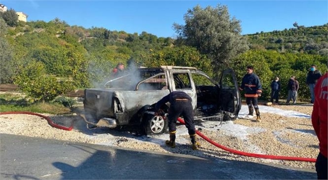 Mersin Erdemli Sarıyer'de Park Halindeyken Yanan Kamyonet Kullanılamaz Hale Geldi