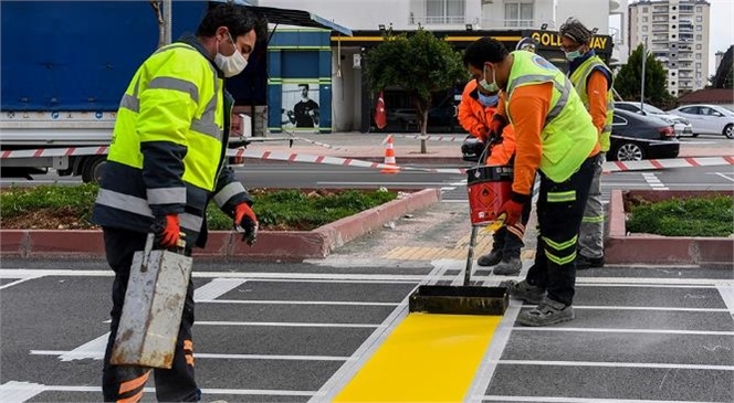 Mersin’in Yaya Geçitleri Görme Engelli Bireylere Uygun Hale Getiriliyor! Yol Çizgilerinin Mutfağındaki Ekip Planlı ve Programlı Çalışıyor