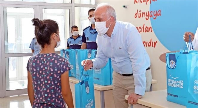 Akdeniz Belediyesi’nin Öğrencilere Desteği Artarak Sürüyor