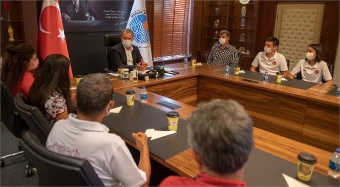 Seçer, Sporculara Seslendi: "Dünya Kardeşliğine, Dünya Barışına Çok Önemli Katkı Yapıyorsunuz"