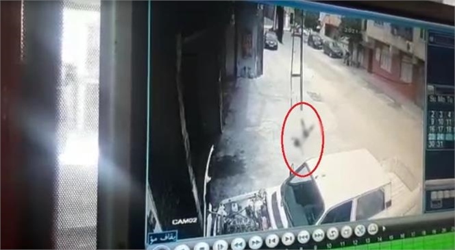 Mersin'de Evinin Balkonundan Düşerek Ağır Yaralanan Çocuğun Görüntüleri Güvenlik Kamerasına Yansıdı