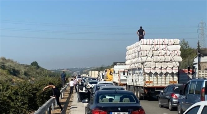 Yüksek Gerilim Tel Çekimi Nedeniyle Mersin - Tarsus Otoyoluda Trafik Zaman Zaman Duruyor