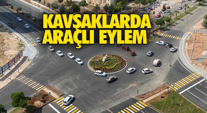 Mersin’de Yaşanan Kavşak Kazaları Nedeniyle Sürücü Kursları Yol Kapatarak Kavşak Eylemi Yaptı!