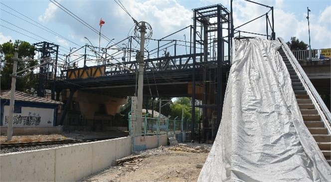 Mersin Büyükşehir’in Tarsus Atatürk Caddesi Üzerindeki Yaya Üst Geçidi Çalışması Sürüyor