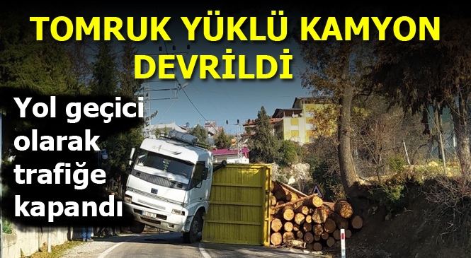 Mersin'de Tomruk Yüklü Olan Kamyonun Devrilmesi Sonucu Yol Trafiğe Kapandı