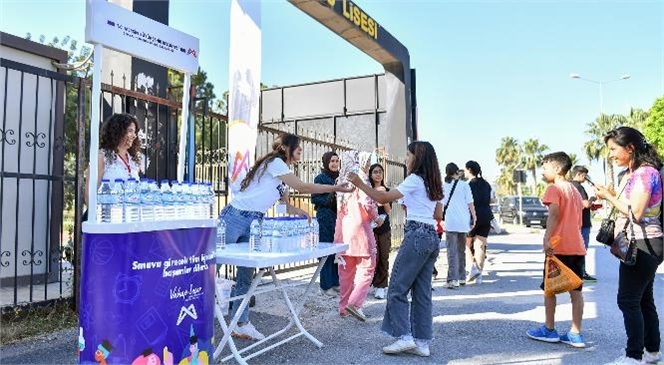 Büyükşehir LGS Öğrencilerinin Sınav Günü De Yanında Oldu, Ekipler Öğrenci Ve Velilere Su İkram Etti
