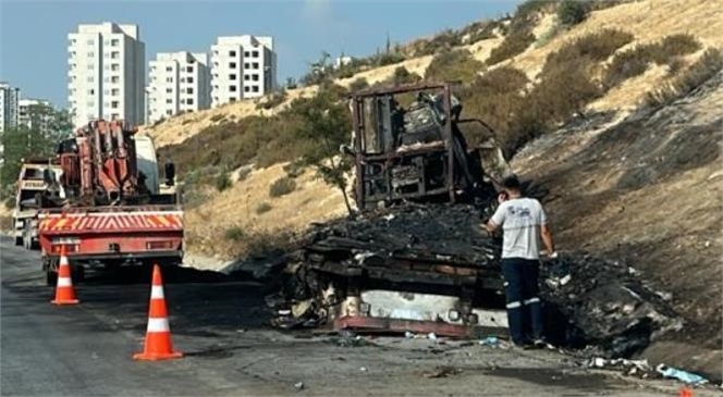 TARSUS'TA OTOYOL BATI GİŞELERİ YAKININDA ÇARPIŞAN TIRLAR ALEV ALEV YANDI: 1 ÖLÜ, 1 YARALI