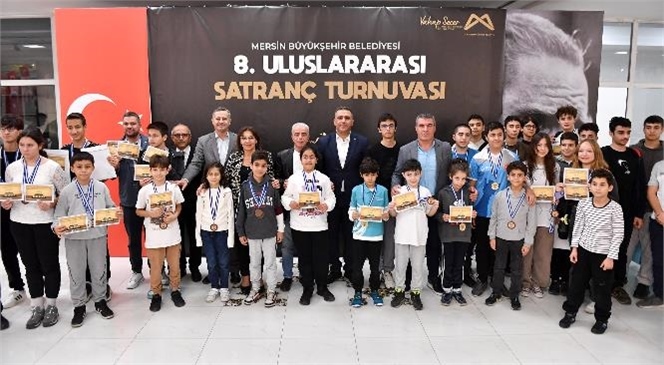 ‘8. ULUSLARARASI SATRANÇ TURNUVASI’NDA SPORCULARA ÖDÜLLERİ VERİLDİ