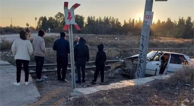 YENİCE'DE TREN OTOMOBİLE ÇARPTI:1 YARALI