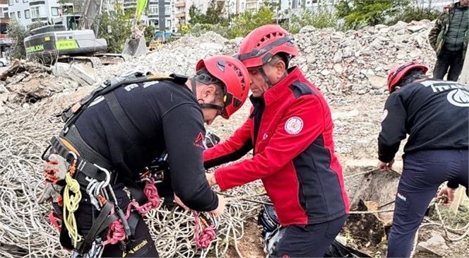 KUYUYA DÜŞEN VATANDAŞI İTFAİYE KURTARDI